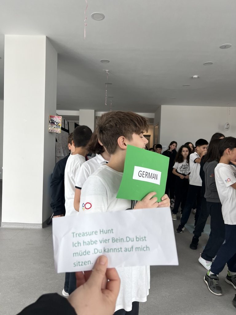 Yabancı Diller Bölümümüz tarafından 5. sınıf öğrencilerimize, Treasure Hunt yarışması düzenlendi. görseli 11