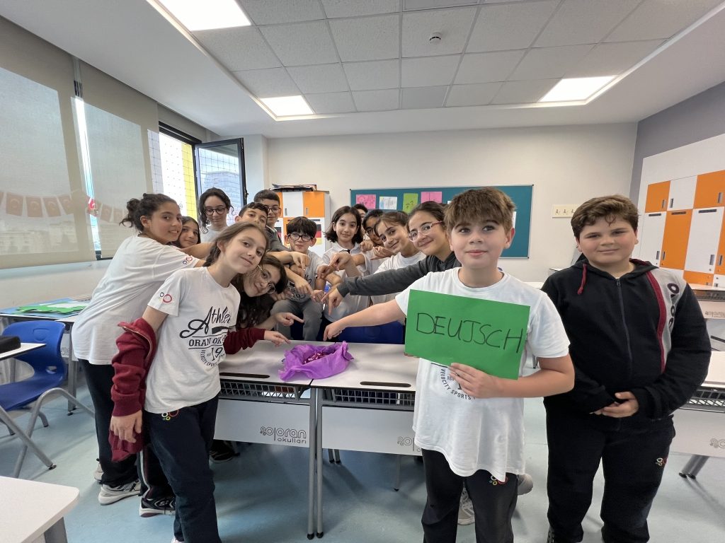 Yabancı Diller Bölümümüz tarafından 5. sınıf öğrencilerimize, Treasure Hunt yarışması düzenlendi. görseli 13