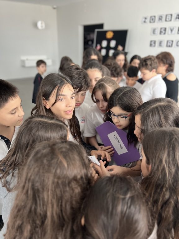 Yabancı Diller Bölümümüz tarafından 5. sınıf öğrencilerimize, Treasure Hunt yarışması düzenlendi. görseli 1