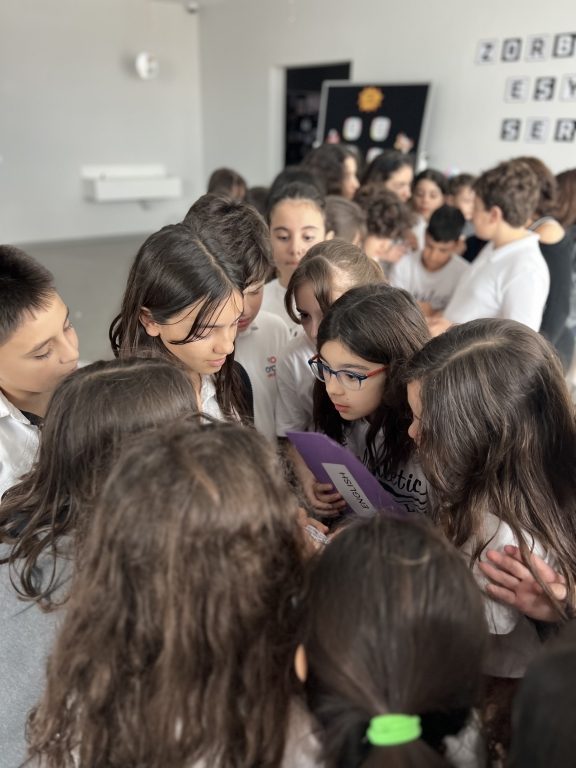 Yabancı Diller Bölümümüz tarafından 5. sınıf öğrencilerimize, Treasure Hunt yarışması düzenlendi. görseli 12