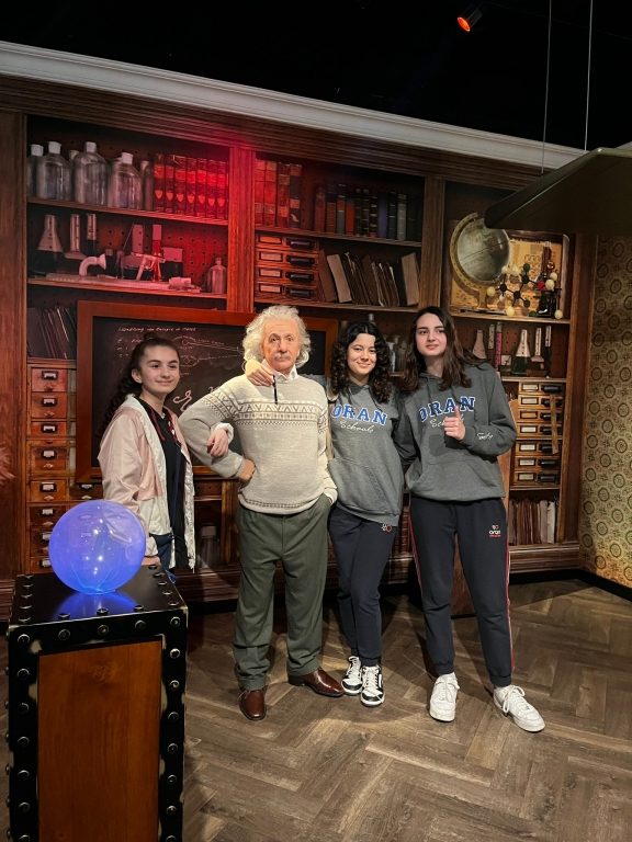 Oran Okulları Yabancı Diller Bölümü, öğrencilere İngilizce pratik yapmakla birlikte müze bilincini de kazandırmak amacıyla; Madame Tussauds Balmumu Müzesi'ne gözlem ve inceleme gezisi gerçekleştirdi. görseli 9