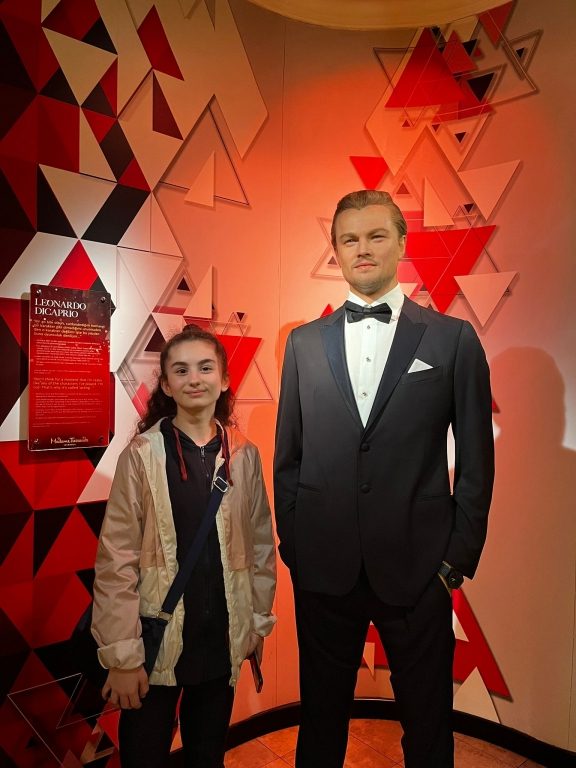 Oran Okulları Yabancı Diller Bölümü, öğrencilere İngilizce pratik yapmakla birlikte müze bilincini de kazandırmak amacıyla; Madame Tussauds Balmumu Müzesi'ne gözlem ve inceleme gezisi gerçekleştirdi. görseli 5
