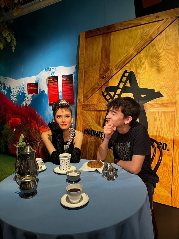 Oran Okulları Yabancı Diller Bölümü, öğrencilere İngilizce pratik yapmakla birlikte müze bilincini de kazandırmak amacıyla; Madame Tussauds Balmumu Müzesi'ne gözlem ve inceleme gezisi gerçekleştirdi. görseli 7