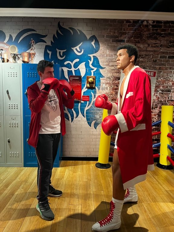 Oran Okulları Yabancı Diller Bölümü, öğrencilere İngilizce pratik yapmakla birlikte müze bilincini de kazandırmak amacıyla; Madame Tussauds Balmumu Müzesi'ne gözlem ve inceleme gezisi gerçekleştirdi. görseli 8