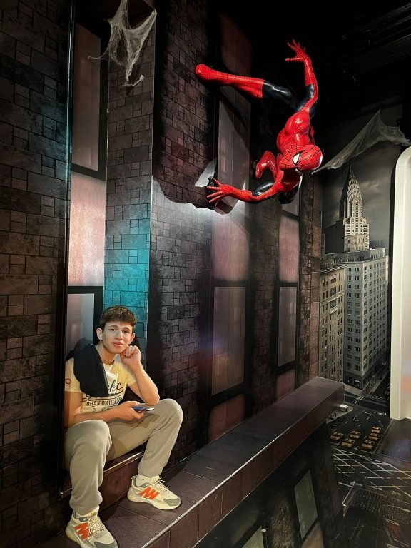 Oran Okulları Yabancı Diller Bölümü, öğrencilere İngilizce pratik yapmakla birlikte müze bilincini de kazandırmak amacıyla; Madame Tussauds Balmumu Müzesi'ne gözlem ve inceleme gezisi gerçekleştirdi. görseli 1