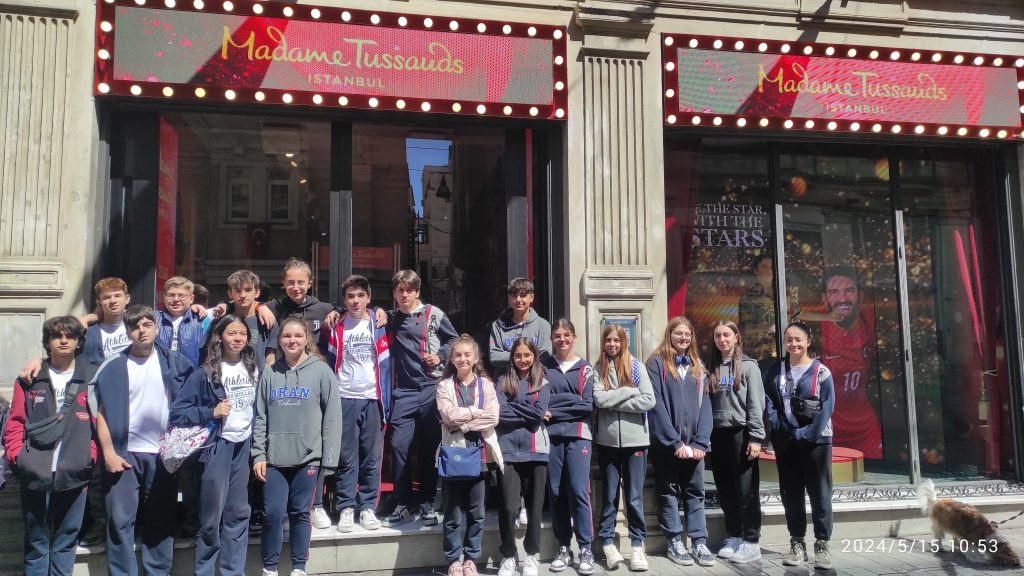 Oran Okulları Yabancı Diller Bölümü, öğrencilere İngilizce pratik yapmakla birlikte müze bilincini de kazandırmak amacıyla; Madame Tussauds Balmumu Müzesi'ne gözlem ve inceleme gezisi gerçekleştirdi. görseli 10
