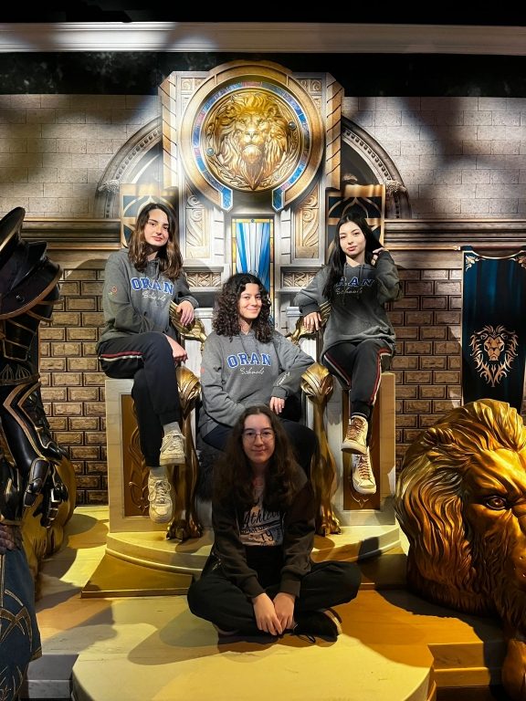 Oran Okulları Yabancı Diller Bölümü, öğrencilere İngilizce pratik yapmakla birlikte müze bilincini de kazandırmak amacıyla; Madame Tussauds Balmumu Müzesi'ne gözlem ve inceleme gezisi gerçekleştirdi. görseli 3