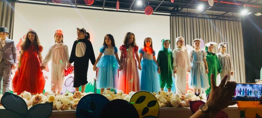 Drama dersi kapsamında, 5. sınıf öğrencilerimizin büyük özveri ve emekle hazırlamış olduğu "Pinokyo" isimli tiyatro gösterisi sahnelendi. görseli 3