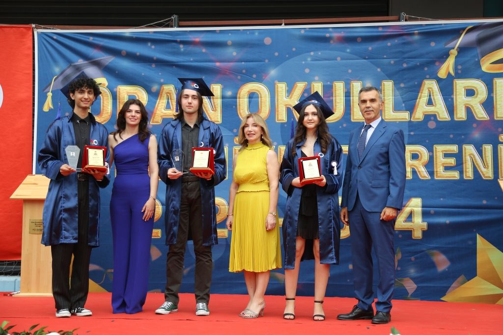 Özel Oran Anadolu Lisesi ve Ortaokulu 3.dönem mezunlarımızın diploma törenini büyük bir coşku ve gururla gerçekleştirdik görseli 4