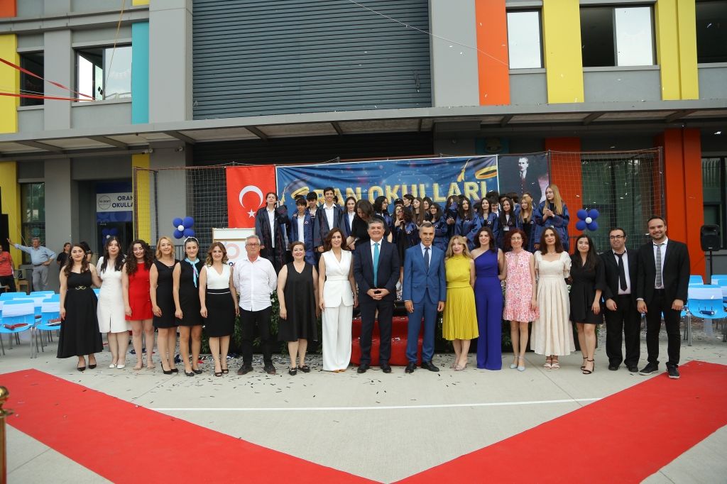 Özel Oran Anadolu Lisesi ve Ortaokulu 3.dönem mezunlarımızın diploma törenini büyük bir coşku ve gururla gerçekleştirdik görseli 1