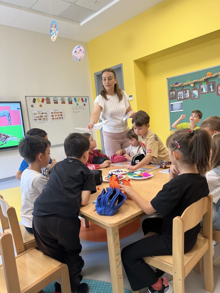 4 Ekim Dünya Hayvanları Koruma Günü kapsamında Yabancı Diller bölümümüz tarafından öğrencilerimizle Hayvan Barınağı Projesi gerçekleştirdik. görseli 13
