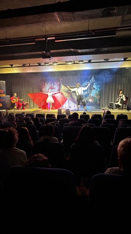 Anaokulu ve ilkokul öğrencilerimiz bugün “Renklerin Oyunu” isimli tiyatro oyununu kültür salonumuzda izlediler. görseli 1