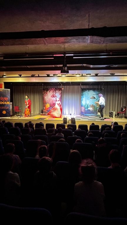 Anaokulu ve ilkokul öğrencilerimiz bugün “Renklerin Oyunu” isimli tiyatro oyununu kültür salonumuzda izlediler. görseli 3