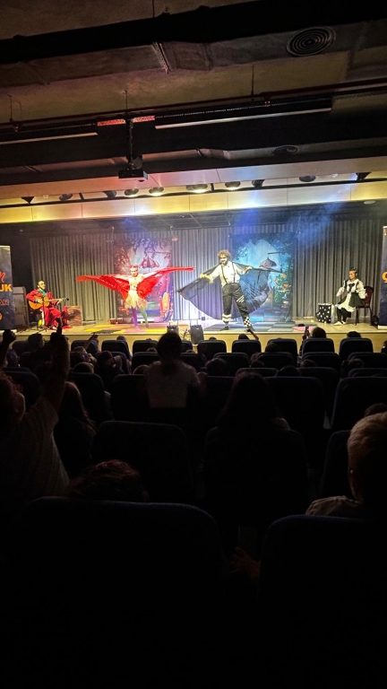 Anaokulu ve ilkokul öğrencilerimiz bugün “Renklerin Oyunu” isimli tiyatro oyununu kültür salonumuzda izlediler. görseli 2
