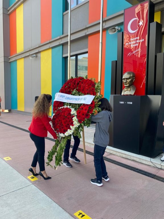 29 Ekim Cumhuriyet Bayramı kutlama töreni kapsamında Sayın Kurucu Temsilcimiz, Genel Müdürümüz ve Okul Müdürlerimizin eşliğinde Atatürk büstüne çelenk sunma programımızı gerçekleştirdik.