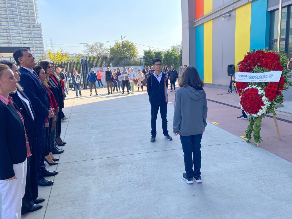 29 Ekim Cumhuriyet Bayramı kutlama töreni kapsamında Sayın Kurucu Temsilcimiz, Genel Müdürümüz ve Okul Müdürlerimizin eşliğinde Atatürk büstüne çelenk sunma programımızı gerçekleştirdik. görseli 2