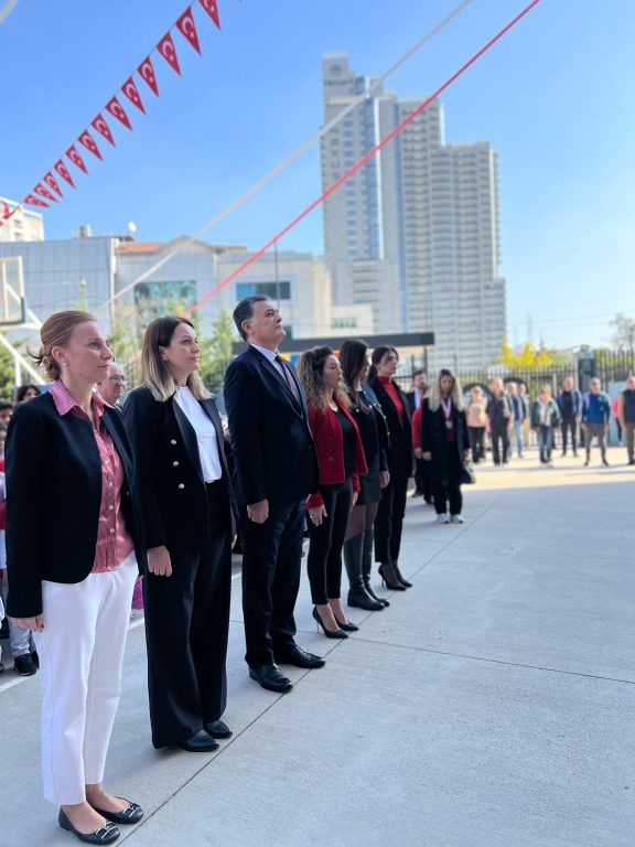 29 Ekim Cumhuriyet Bayramı kutlama töreni kapsamında Sayın Kurucu Temsilcimiz, Genel Müdürümüz ve Okul Müdürlerimizin eşliğinde Atatürk büstüne çelenk sunma programımızı gerçekleştirdik. görseli 1