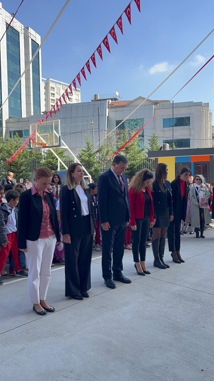 29 Ekim Cumhuriyet Bayramı kutlama töreni kapsamında Sayın Kurucu Temsilcimiz, Genel Müdürümüz ve Okul Müdürlerimizin eşliğinde Atatürk büstüne çelenk sunma programımızı gerçekleştirdik. görseli 4