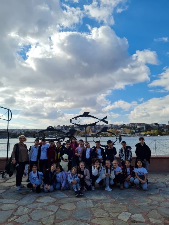 Sevgili 3. ve 4. sınıf öğrencilerimizle buharlı gemi makinesi modellerinden 1384’te yapılan gök küresine; transit teleskoptan Edison telgrafının patentlenmiş orijinal modeline kadar farklı dönemlerden farklı objelerin yer aldığı Rahmi Koç Müze’sine gözlem ve inceleme gezisi düzenledik. görseli 3