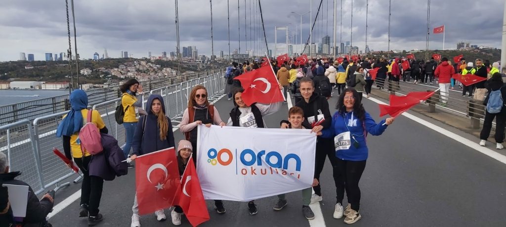 Özel Oran Okulları olarak, öğretmen ve öğrencilerimiz ile 46.’sı düzenlenen Türkiye İş Bankası İstanbul Maratonu’na katılarak, dünya barışı için koştuk. görseli 1