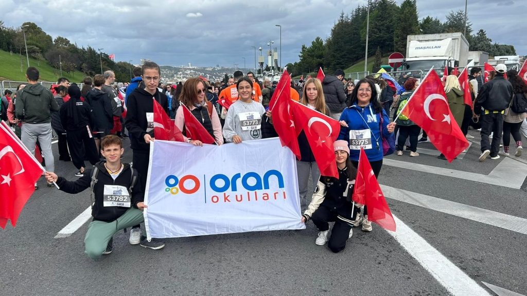 Özel Oran Okulları olarak, öğretmen ve öğrencilerimiz ile 46.’sı düzenlenen Türkiye İş Bankası İstanbul Maratonu’na katılarak, dünya barışı için koştuk. görseli 5