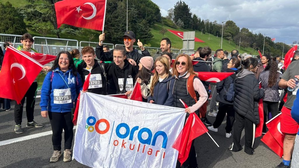 Özel Oran Okulları olarak, öğretmen ve öğrencilerimiz ile 46.’sı düzenlenen Türkiye İş Bankası İstanbul Maratonu’na katılarak, dünya barışı için koştuk. görseli 3