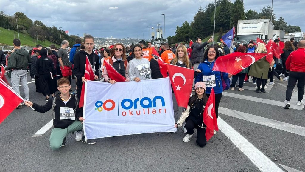 Özel Oran Okulları olarak, öğretmen ve öğrencilerimiz ile 46.’sı düzenlenen Türkiye İş Bankası İstanbul Maratonu’na katılarak, dünya barışı için koştuk. görseli 4