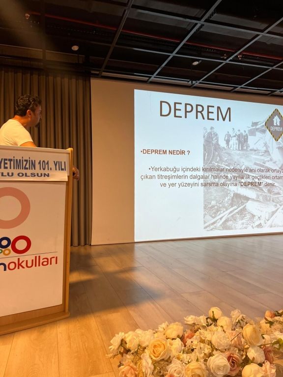 Oran Okulları olarak olası bir afet durumunda uygulanması gereken tahliye planıyla ilgili olarak okul İSG uzmanımız Emin Demirtaş tarafından okulumuzda bilgilendirme semineri gerçekleştirildi. görseli 2