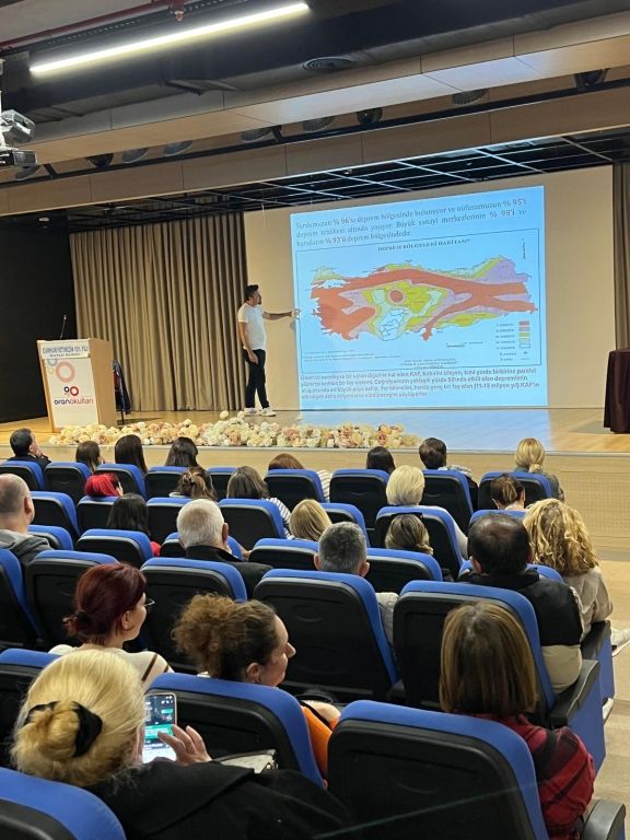 Oran Okulları olarak olası bir afet durumunda uygulanması gereken tahliye planıyla ilgili olarak okul İSG uzmanımız Emin Demirtaş tarafından okulumuzda bilgilendirme semineri gerçekleştirildi. görseli 1