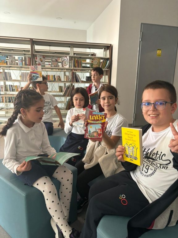 Okuma kültürünü yaygınlaştırmayı ve geliştirmeyi hedeflediğimiz 2. Geleneksel Kitap Takas Etkinliğimizi tüm kademelerimizin katılımı ile gerçekleştirdik. görseli 1