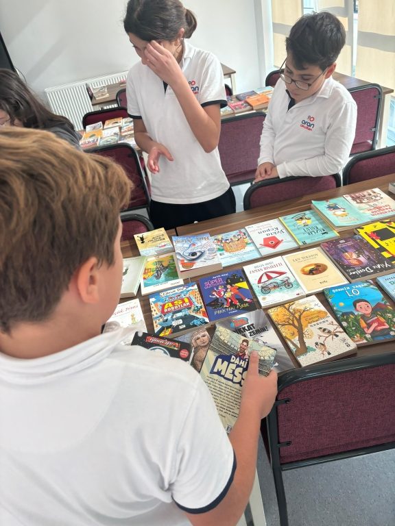 Okuma kültürünü yaygınlaştırmayı ve geliştirmeyi hedeflediğimiz 2. Geleneksel Kitap Takas Etkinliğimizi tüm kademelerimizin katılımı ile gerçekleştirdik. görseli 9