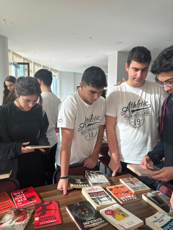 Okuma kültürünü yaygınlaştırmayı ve geliştirmeyi hedeflediğimiz 2. Geleneksel Kitap Takas Etkinliğimizi tüm kademelerimizin katılımı ile gerçekleştirdik. görseli 4