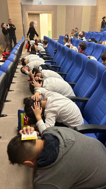 Olası bir afet durumunda öğrencilerimizin nasıl hareket etmesi gerektiği ile ilgili olarak Kartal Belediyesi İlçe AFAD ekipleri tarafından öğrencilerimize kademeler düzeyinde bir “Afet Farkındalık Eğitimi” düzenlenmiştir. görseli 1