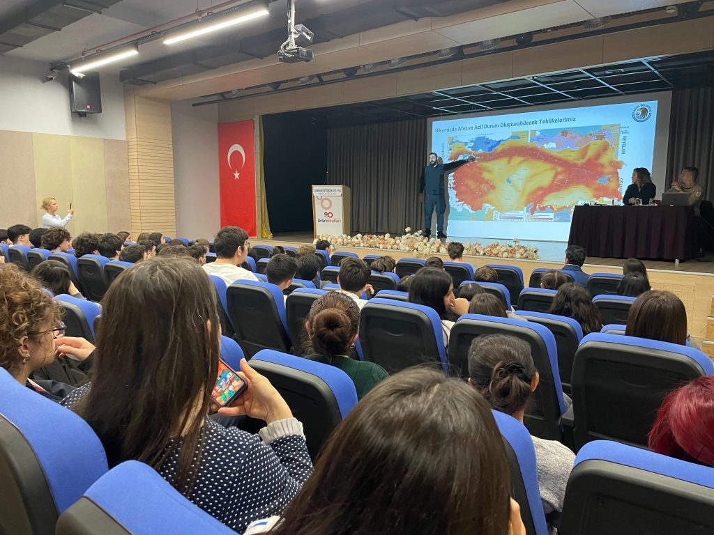 Olası bir afet durumunda öğrencilerimizin nasıl hareket etmesi gerektiği ile ilgili olarak Kartal Belediyesi İlçe AFAD ekipleri tarafından öğrencilerimize kademeler düzeyinde bir “Afet Farkındalık Eğitimi” düzenlenmiştir. görseli 3