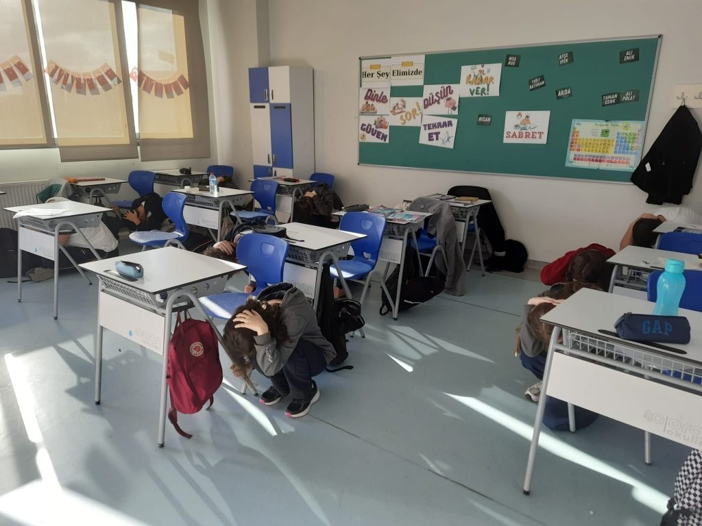 Olası bir afet durumunda öğrencilerimizin nasıl hareket etmesi gerektiği ile ilgili olarak Kartal Belediyesi İlçe AFAD ekipleri tarafından öğrencilerimize kademeler düzeyinde bir “Afet Farkındalık Eğitimi” düzenlenmiştir. görseli 11