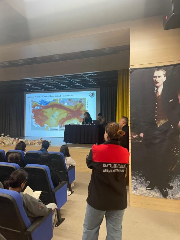 Olası bir afet durumunda öğrencilerimizin nasıl hareket etmesi gerektiği ile ilgili olarak Kartal Belediyesi İlçe AFAD ekipleri tarafından öğrencilerimize kademeler düzeyinde bir “Afet Farkındalık Eğitimi” düzenlenmiştir. görseli 4