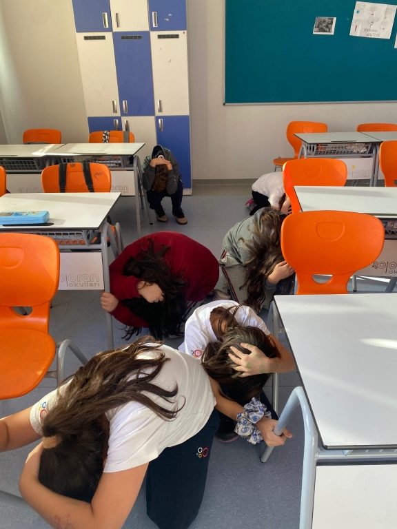 Olası bir afet durumunda öğrencilerimizin nasıl hareket etmesi gerektiği ile ilgili olarak Kartal Belediyesi İlçe AFAD ekipleri tarafından öğrencilerimize kademeler düzeyinde bir “Afet Farkındalık Eğitimi” düzenlenmiştir. görseli 7