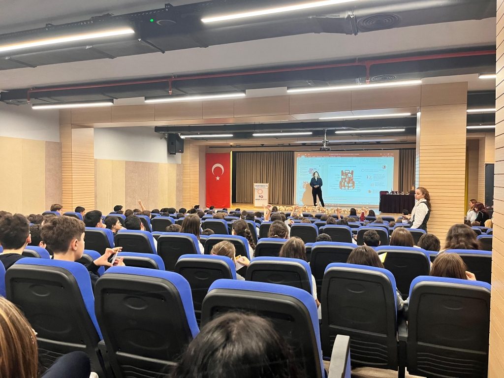 Olası bir afet durumunda öğrencilerimizin nasıl hareket etmesi gerektiği ile ilgili olarak Kartal Belediyesi İlçe AFAD ekipleri tarafından öğrencilerimize kademeler düzeyinde bir “Afet Farkındalık Eğitimi” düzenlenmiştir. görseli 2
