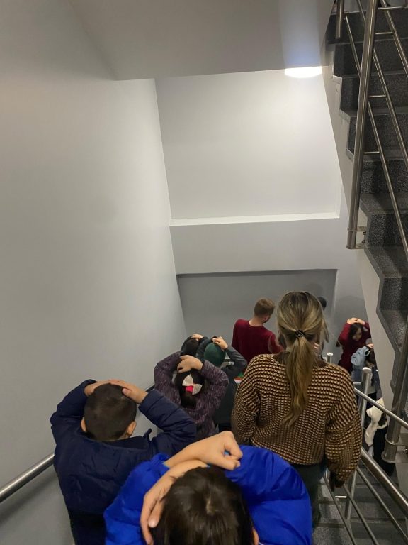 Olası bir afet durumunda öğrencilerimizin nasıl hareket etmesi gerektiği ile ilgili olarak Kartal Belediyesi İlçe AFAD ekipleri tarafından öğrencilerimize kademeler düzeyinde bir “Afet Farkındalık Eğitimi” düzenlenmiştir. görseli 5