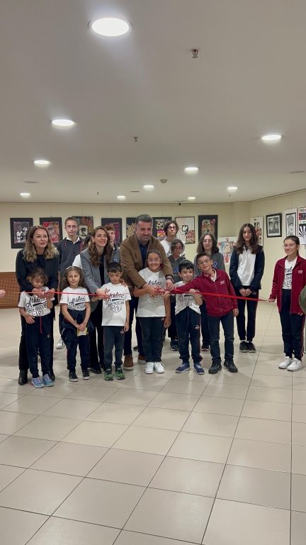 10 Kasım ‘’Fikilerini Yaşatacağız’’ konulu resim sergimizin açılışını Kartal Belediyesi’nde gerçekleştirdik.