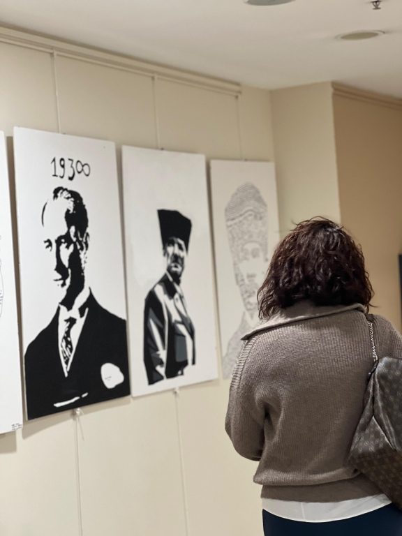 10 Kasım ‘’Fikilerini Yaşatacağız’’ konulu resim sergimizin açılışını Kartal Belediyesi’nde gerçekleştirdik. görseli 4