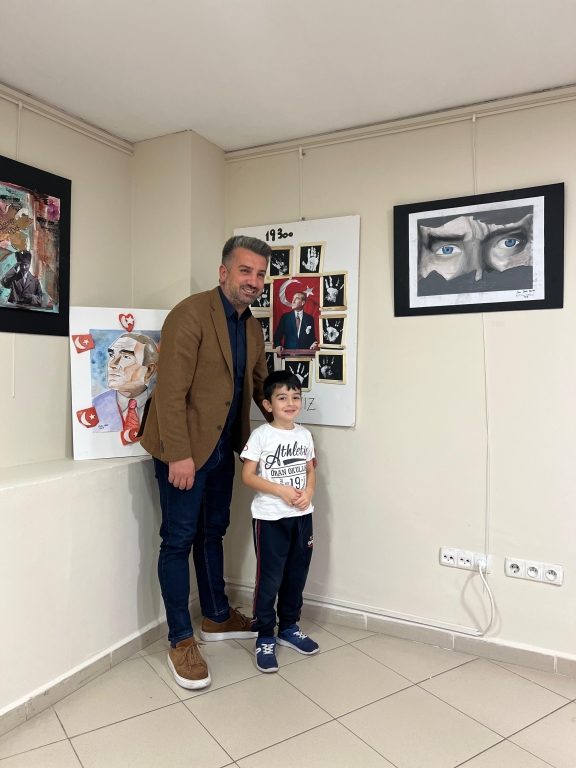 10 Kasım ‘’Fikilerini Yaşatacağız’’ konulu resim sergimizin açılışını Kartal Belediyesi’nde gerçekleştirdik. görseli 8