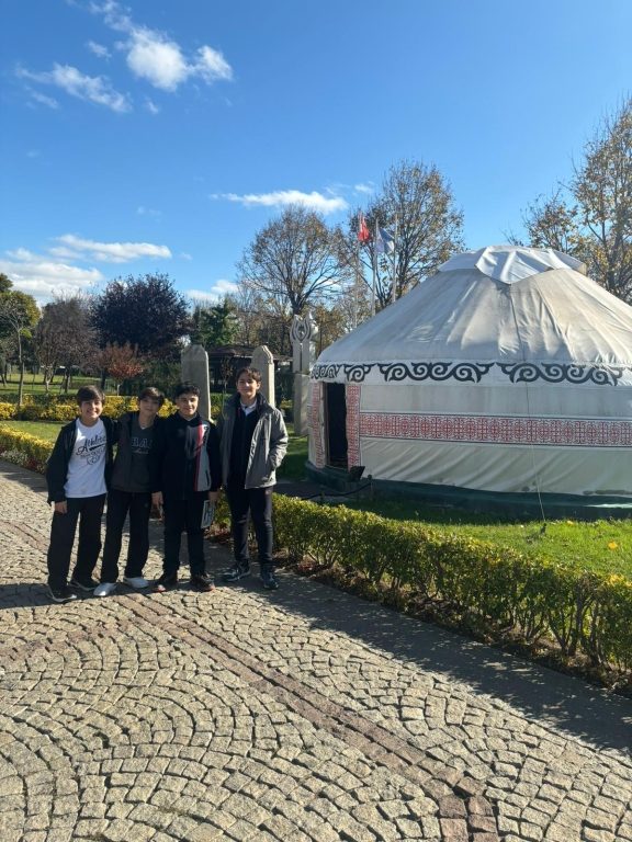 7. sınıf öğrencilerimizle Sosyal Bilgiler dersinin kazanımı olan Fatih Sultan Mehmet Dönemi ve İstanbul’un Fethi konularını pekiştirmek amacıyla Rumeli Hisarı ve Panorama 1453 Müzelerine gözlem ve inceleme gezisi düzenledik. Ayrıca Türk Dünyası Müzesi’ne uğrayarak Türk devletlerini ve kültürlerini tanıdık. görseli 12