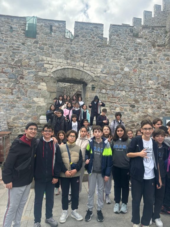 7. sınıf öğrencilerimizle Sosyal Bilgiler dersinin kazanımı olan Fatih Sultan Mehmet Dönemi ve İstanbul’un Fethi konularını pekiştirmek amacıyla Rumeli Hisarı ve Panorama 1453 Müzelerine gözlem ve inceleme gezisi düzenledik. Ayrıca Türk Dünyası Müzesi’ne uğrayarak Türk devletlerini ve kültürlerini tanıdık. görseli 9