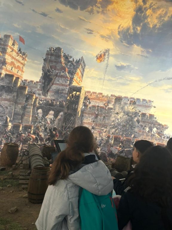 7. sınıf öğrencilerimizle Sosyal Bilgiler dersinin kazanımı olan Fatih Sultan Mehmet Dönemi ve İstanbul’un Fethi konularını pekiştirmek amacıyla Rumeli Hisarı ve Panorama 1453 Müzelerine gözlem ve inceleme gezisi düzenledik. Ayrıca Türk Dünyası Müzesi’ne uğrayarak Türk devletlerini ve kültürlerini tanıdık. görseli 2
