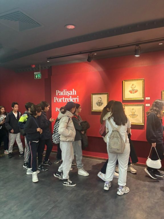 7. sınıf öğrencilerimizle Sosyal Bilgiler dersinin kazanımı olan Fatih Sultan Mehmet Dönemi ve İstanbul’un Fethi konularını pekiştirmek amacıyla Rumeli Hisarı ve Panorama 1453 Müzelerine gözlem ve inceleme gezisi düzenledik. Ayrıca Türk Dünyası Müzesi’ne uğrayarak Türk devletlerini ve kültürlerini tanıdık. görseli 5