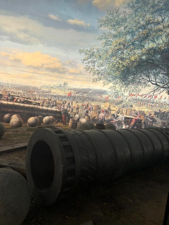 7. sınıf öğrencilerimizle Sosyal Bilgiler dersinin kazanımı olan Fatih Sultan Mehmet Dönemi ve İstanbul’un Fethi konularını pekiştirmek amacıyla Rumeli Hisarı ve Panorama 1453 Müzelerine gözlem ve inceleme gezisi düzenledik. Ayrıca Türk Dünyası Müzesi’ne uğrayarak Türk devletlerini ve kültürlerini tanıdık. görseli 7
