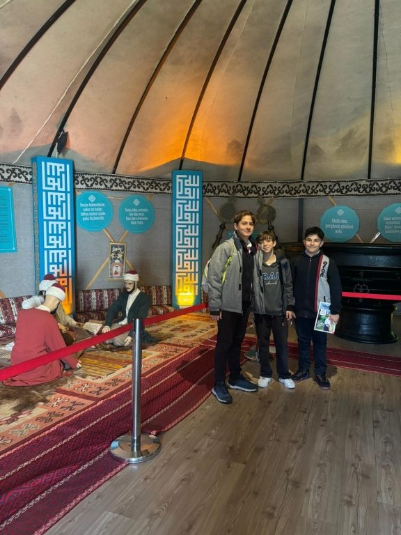 7. sınıf öğrencilerimizle Sosyal Bilgiler dersinin kazanımı olan Fatih Sultan Mehmet Dönemi ve İstanbul’un Fethi konularını pekiştirmek amacıyla Rumeli Hisarı ve Panorama 1453 Müzelerine gözlem ve inceleme gezisi düzenledik. Ayrıca Türk Dünyası Müzesi’ne uğrayarak Türk devletlerini ve kültürlerini tanıdık. görseli 10