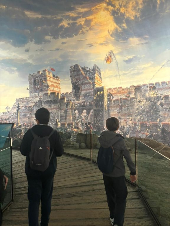 7. sınıf öğrencilerimizle Sosyal Bilgiler dersinin kazanımı olan Fatih Sultan Mehmet Dönemi ve İstanbul’un Fethi konularını pekiştirmek amacıyla Rumeli Hisarı ve Panorama 1453 Müzelerine gözlem ve inceleme gezisi düzenledik. Ayrıca Türk Dünyası Müzesi’ne uğrayarak Türk devletlerini ve kültürlerini tanıdık. görseli 6
