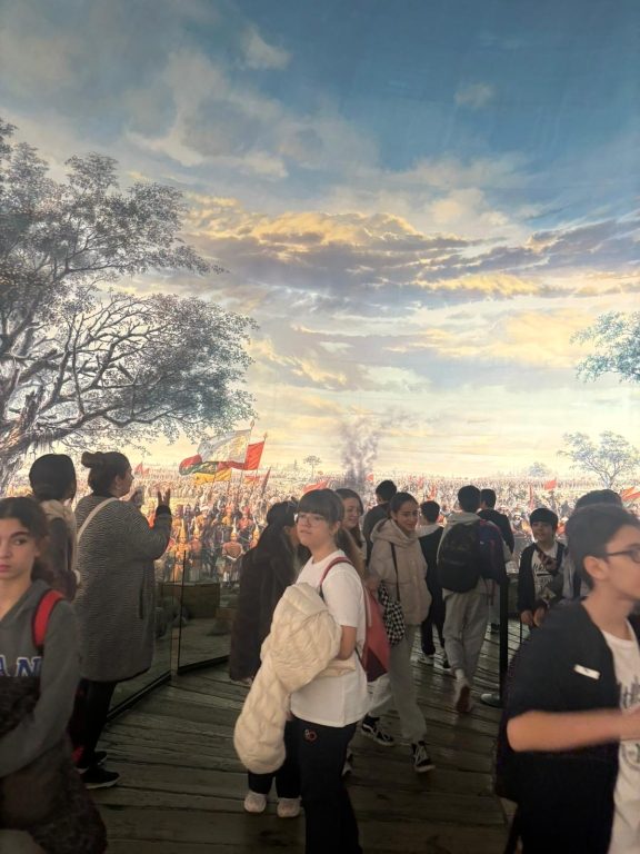 7. sınıf öğrencilerimizle Sosyal Bilgiler dersinin kazanımı olan Fatih Sultan Mehmet Dönemi ve İstanbul’un Fethi konularını pekiştirmek amacıyla Rumeli Hisarı ve Panorama 1453 Müzelerine gözlem ve inceleme gezisi düzenledik. Ayrıca Türk Dünyası Müzesi’ne uğrayarak Türk devletlerini ve kültürlerini tanıdık. görseli 1